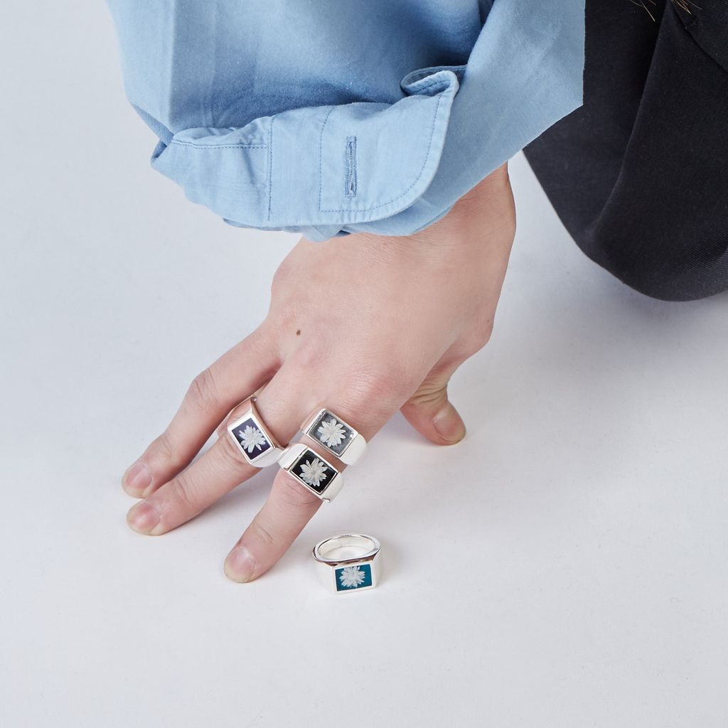 XOLO JEWELRY Signet Ring with Black Flower