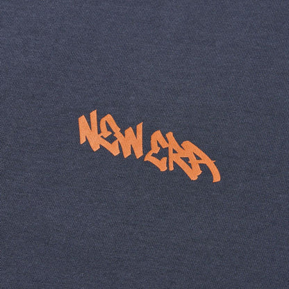 NEW ERA 長袖 オーバーサイズド コットン Tシャツ Tagging スレートグレー