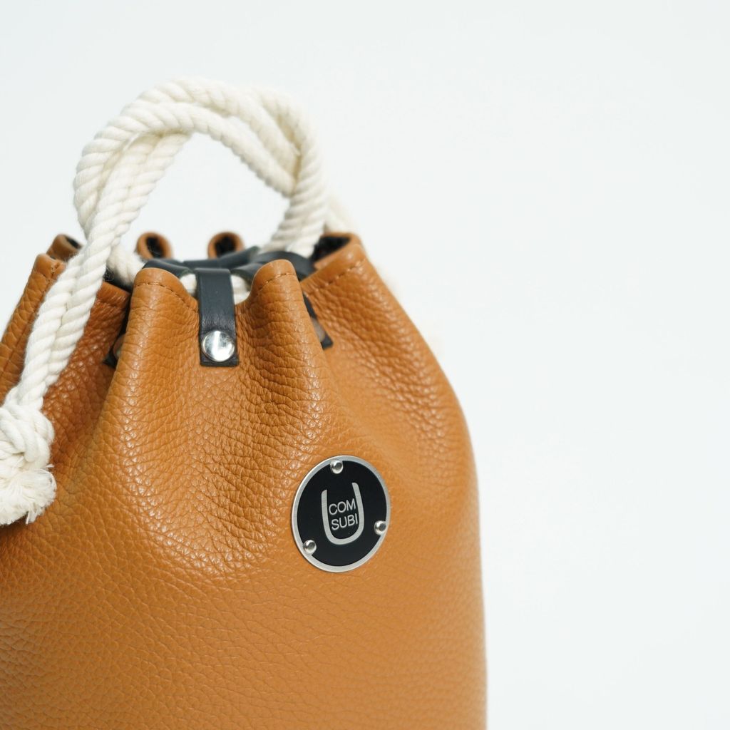 COMUSUBI (コムスビ) ／ COMUSUBI BAG "Leather" -Caramel-