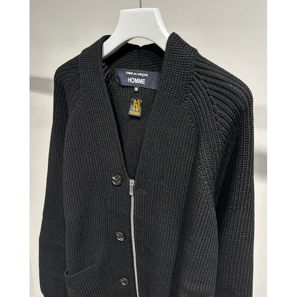 COMME des GARCONS HOMME BATONER W-NAME WOOL KNIT CARDIGAN（BLACK）
