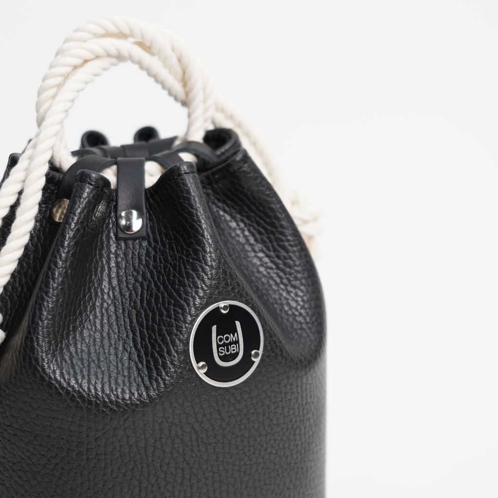 COMUSUBI (コムスビ) ／ COMUSUBI BAG "Leather" -BLACK-