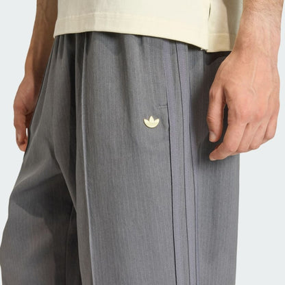 adidas Originals ファイヤーバード ルーズ ピンストライプ トラックパンツ（Grey Four）