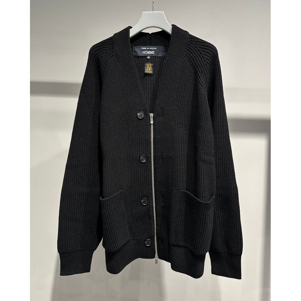 COMME des GARCONS HOMME BATONER W-NAME WOOL KNIT CARDIGAN（BLACK）
