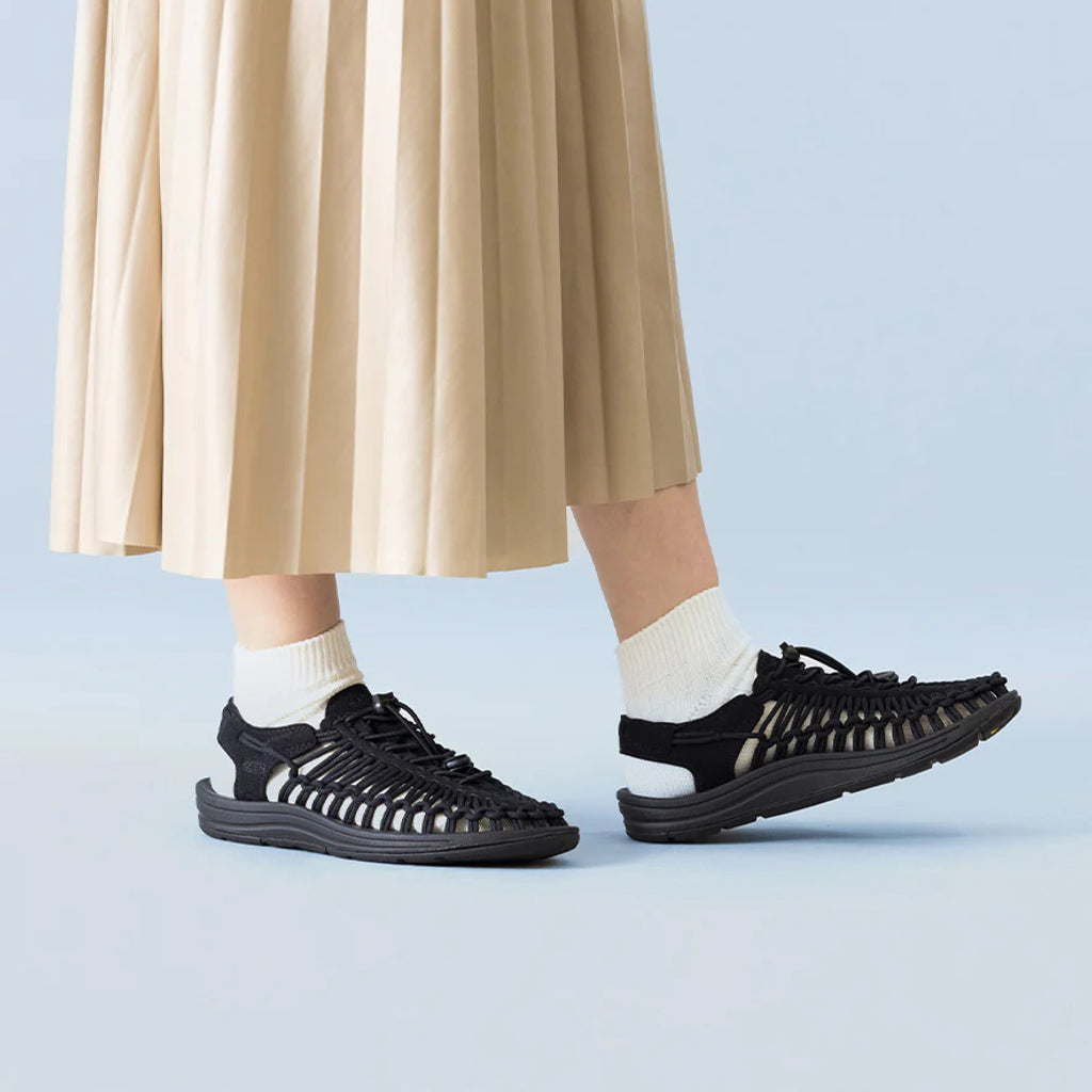KEEN ウィメンズ ユニーク サンダル Black/Black